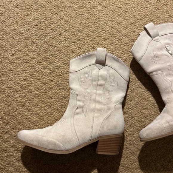 ASOS Cream Heeled Western Boots - Picture 3 of 4